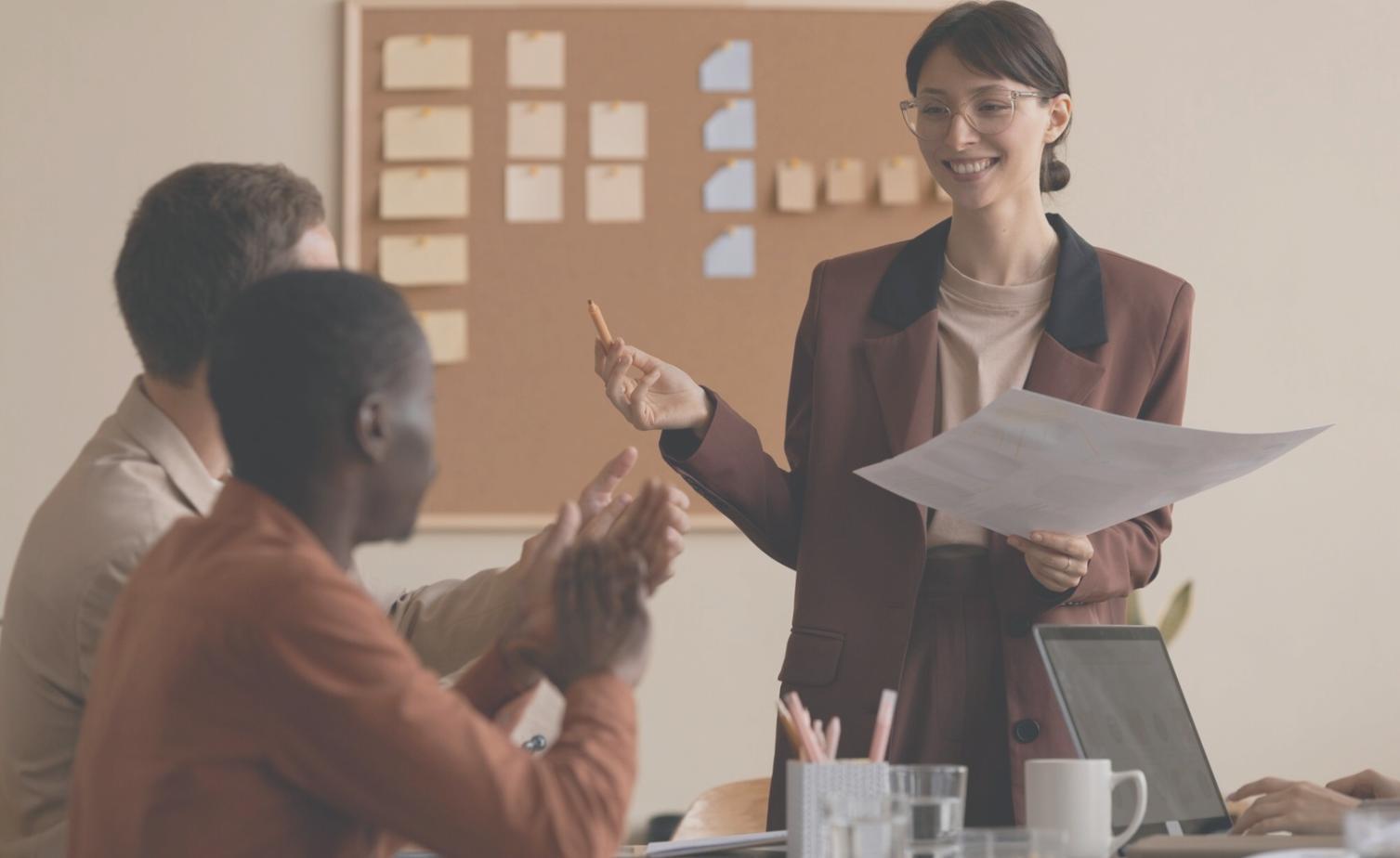 Gráficos y análisis financiero avanzado en pantalla digital