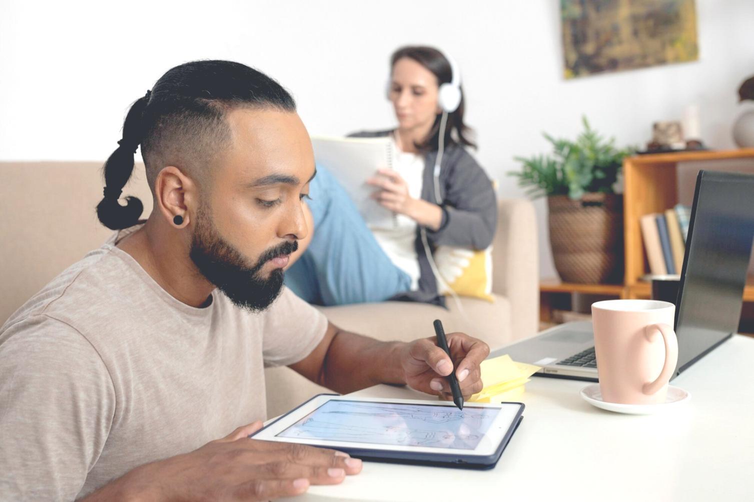 Persona trabajando en análisis financiero digital